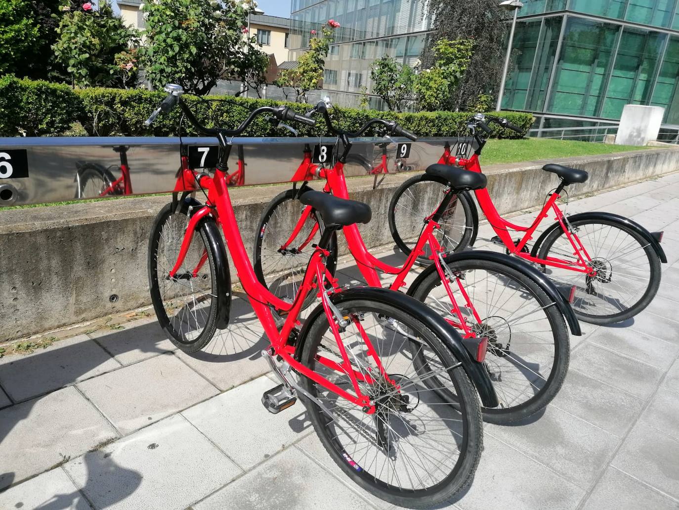 El Ayuntamiento de León acomete un plan 'renove' para reactivar las bicis de uso público en el marco del plan para conseguir una «ciudad sostenible». La inversión final alcanzará los 300.000 euros. 