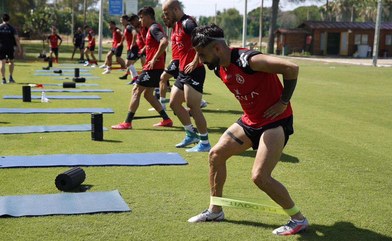 Dani Pichín, en primer término, durante el entrenamiento de la Cultural de este martes.