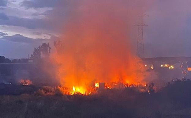 Imagen del incendio declarado este martes en Vilecha.