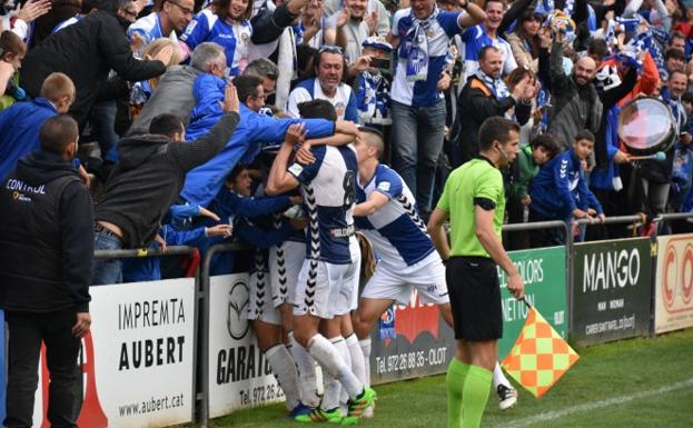 Los jugadores del Sabadell celebran un gol.