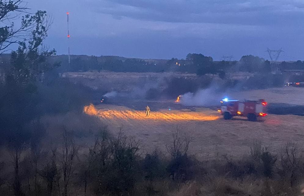 Un incendio en Vilecha obliga a intervenir a efectivos de Bomberos y Junta. Las llamas fueron controladas por los efectivos desplazados al lugar en el entronque de esta localidad con la LE-11. 