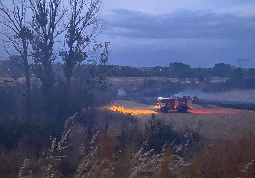 Un incendio en Vilecha obliga a intervenir a efectivos de Bomberos y Junta. Las llamas fueron controladas por los efectivos desplazados al lugar en el entronque de esta localidad con la LE-11. 