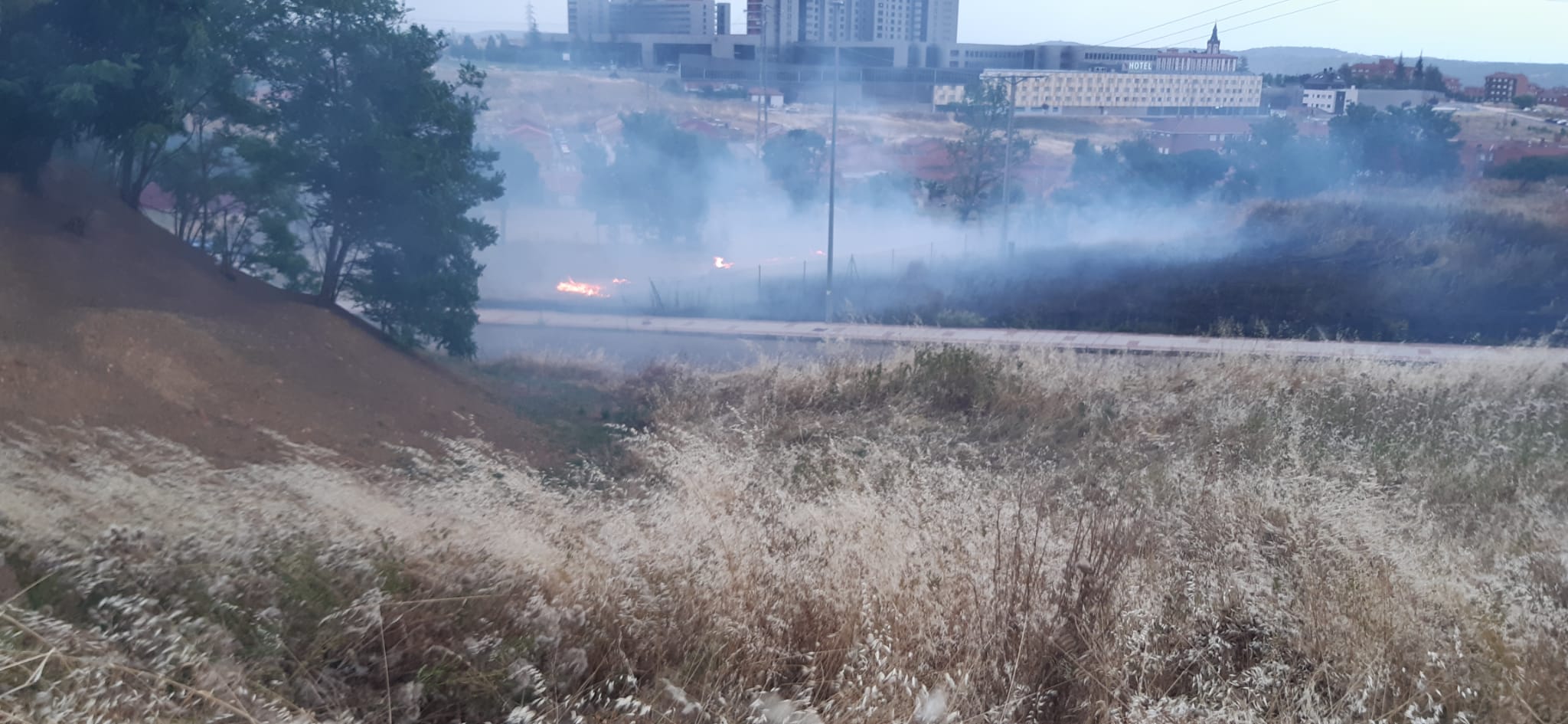 Los agentes han tenido que intervenir para sofocar las llamas.