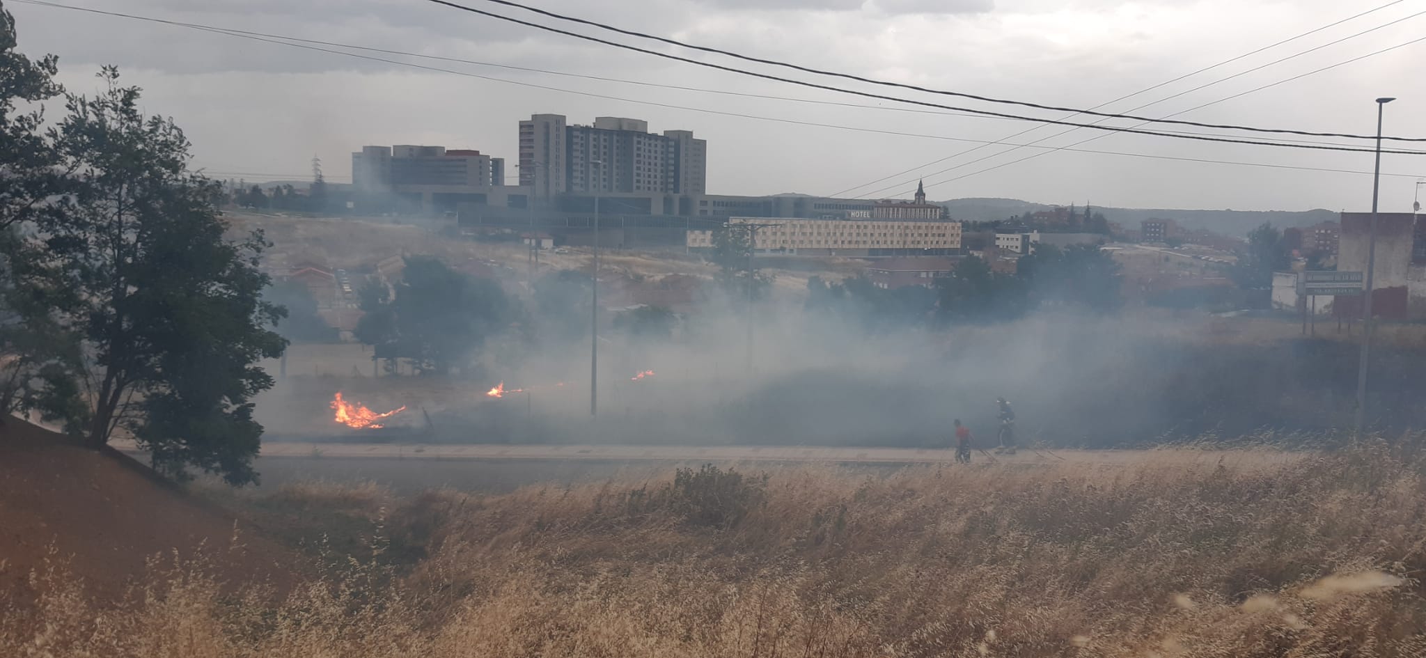 Los agentes han tenido que intervenir para sofocar las llamas.