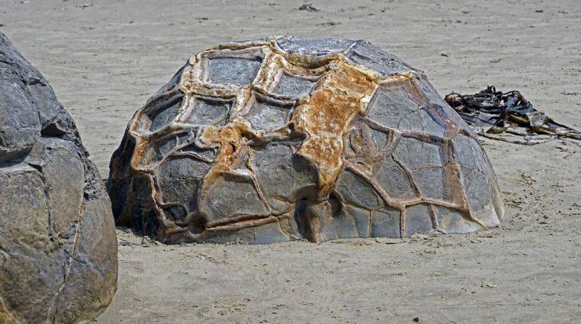 15.- Esferas de piedra (Moeraki, Nueva Zelanda) | Son concentraciones cálcicas que se formaron hace unos 65 millones de años de modo parecido a las perlas. 