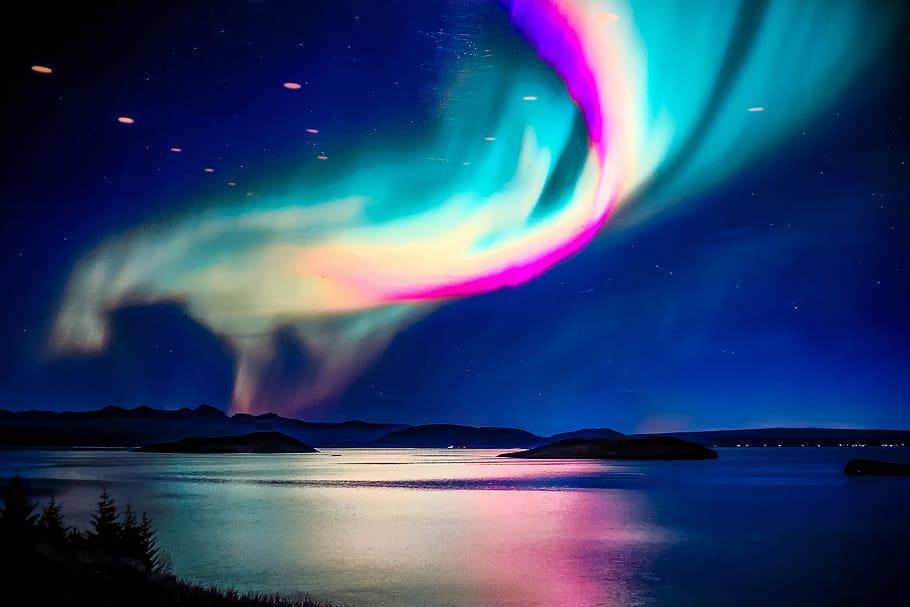 4- Las auroras boreales (Groenlandia, Islandia, Noruega, Finlandia y Suecia) | Ocurren, sobre todo, entre octubre y febrero. Tienen su origen en la liberación de la energía que la magnetosfera terrestre acumula proveniente del viento solar. Es uno de los grandes reclamos del invierno polar. 