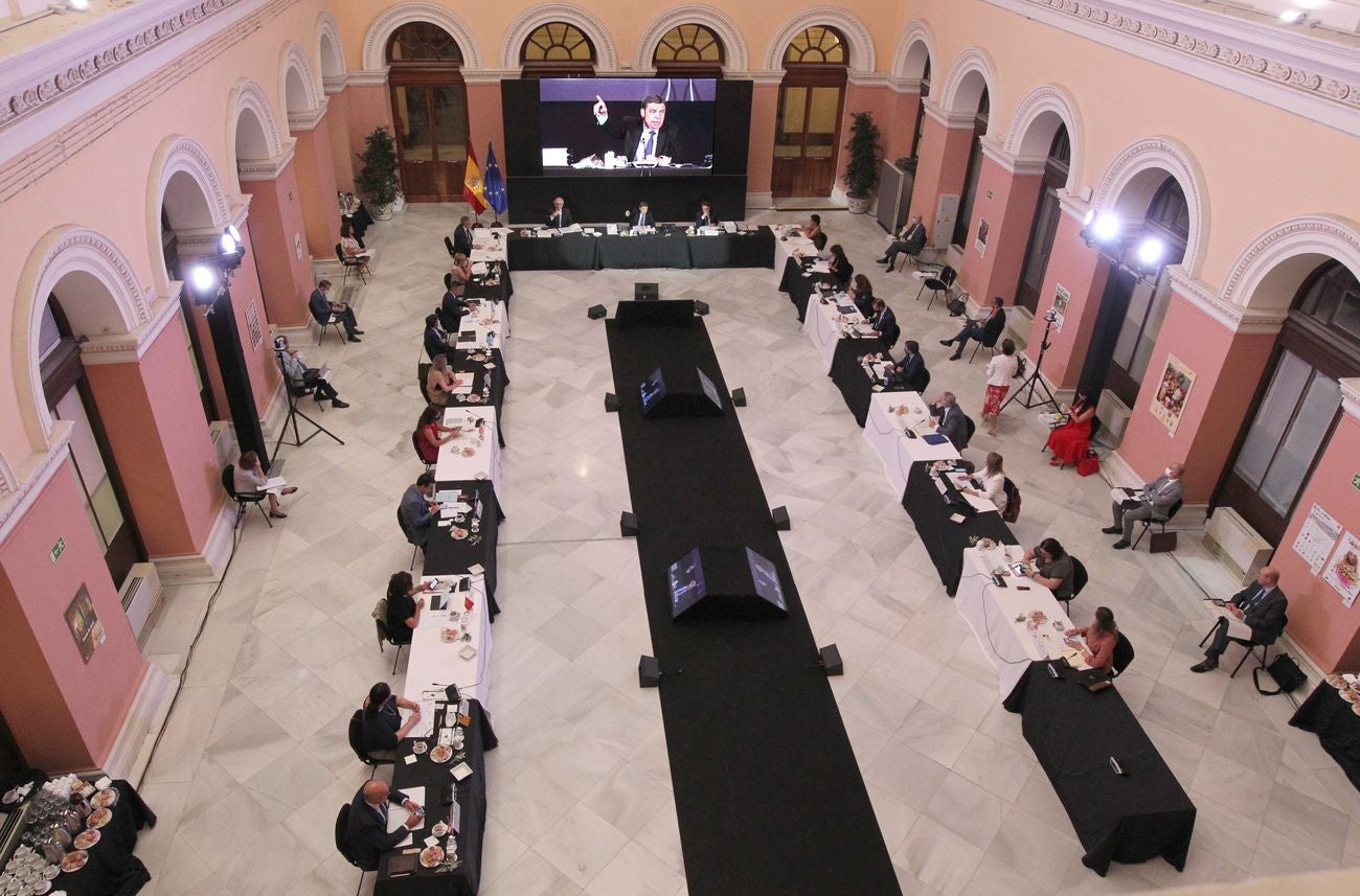 El consejero de Agricultura, Jesús Julio Carnero, participa en la Conferencia Sectorial sobre la PAC. En la imagen junto al ministro de Agricultura, Pesca y Alimentación, Luis Planas y el secretario general de Agricultura, Fernando Miranda.