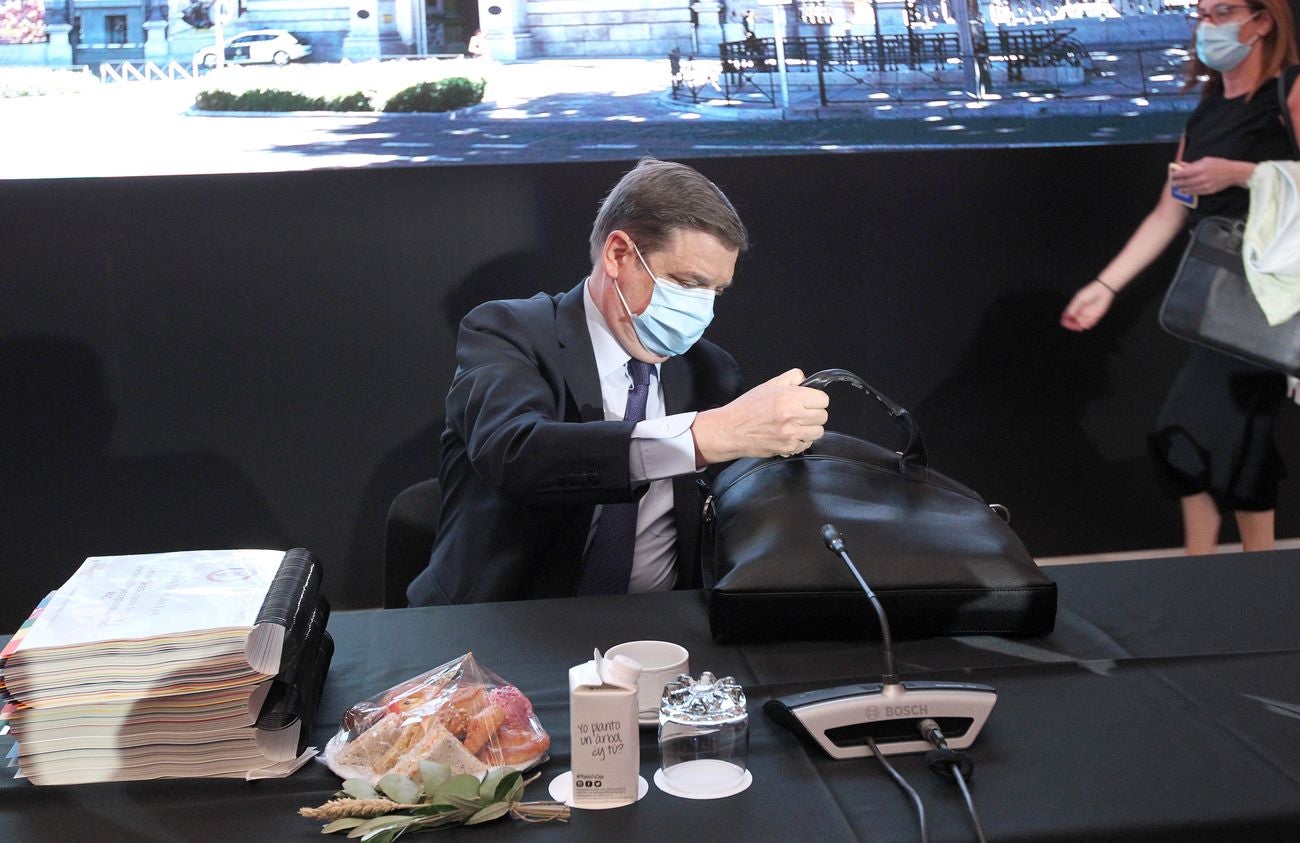 El consejero de Agricultura, Jesús Julio Carnero, participa en la Conferencia Sectorial sobre la PAC. En la imagen junto al ministro de Agricultura, Pesca y Alimentación, Luis Planas y el secretario general de Agricultura, Fernando Miranda.