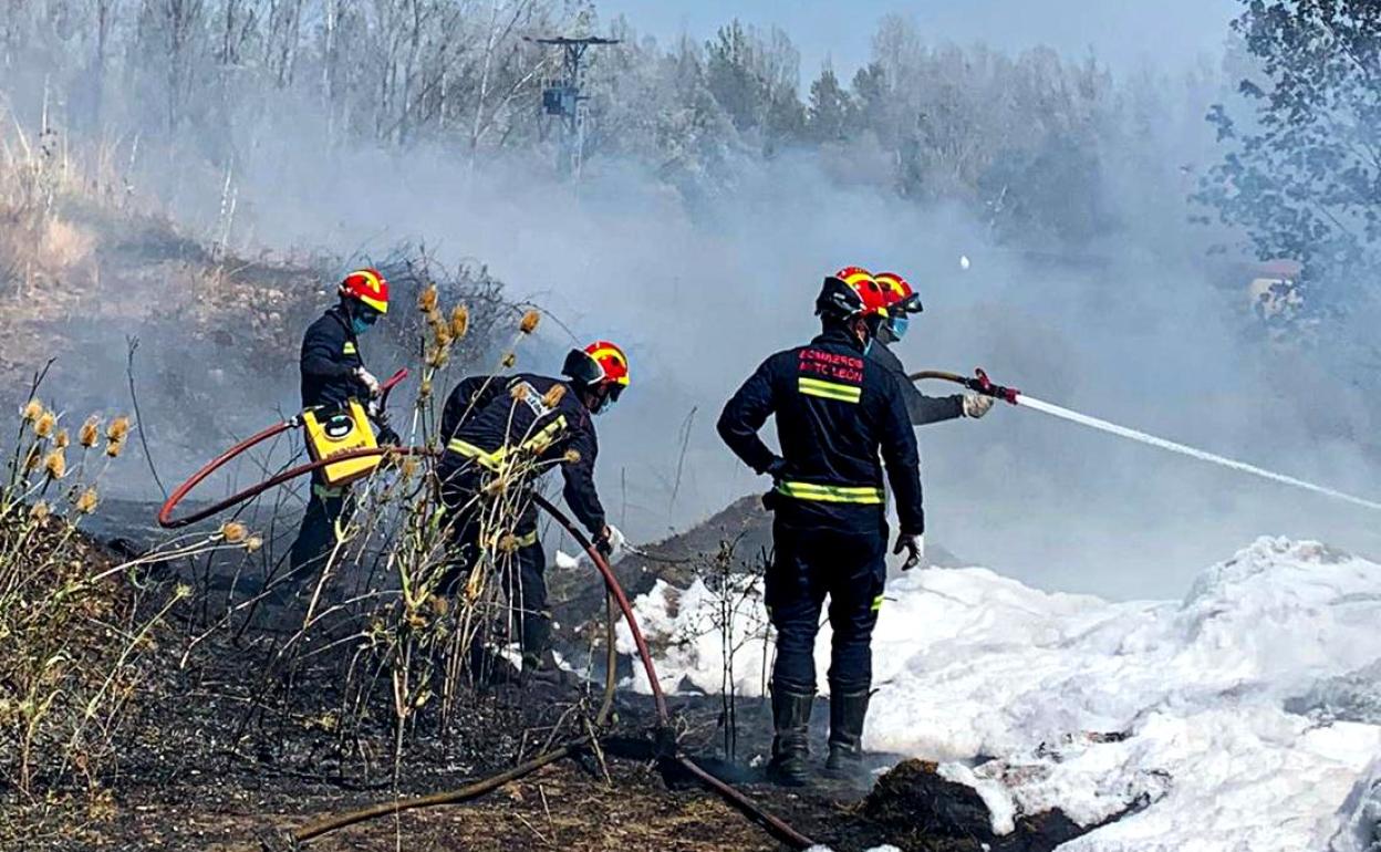 Bomberos de León en el incendio en las inmediaciones de la depuradora. 