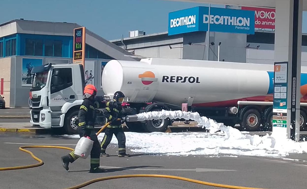 Simulacro de emergencia de los Bomberos de Ponferrada en la gasolinera situada ne el Parque de la Herrería.