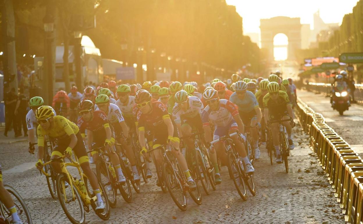 Llegada a los Campos Elíseos en la última edición del Tour de Francia. 