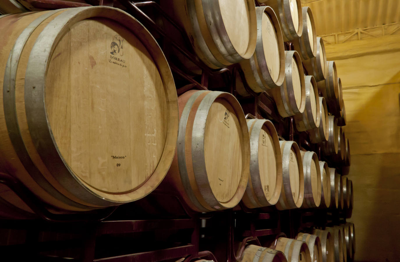 Esta bodega familiar de Carracedelo pone en valor la dedicación y el gusto por los detalles de sus vinos, naturales y con identidad berciana.