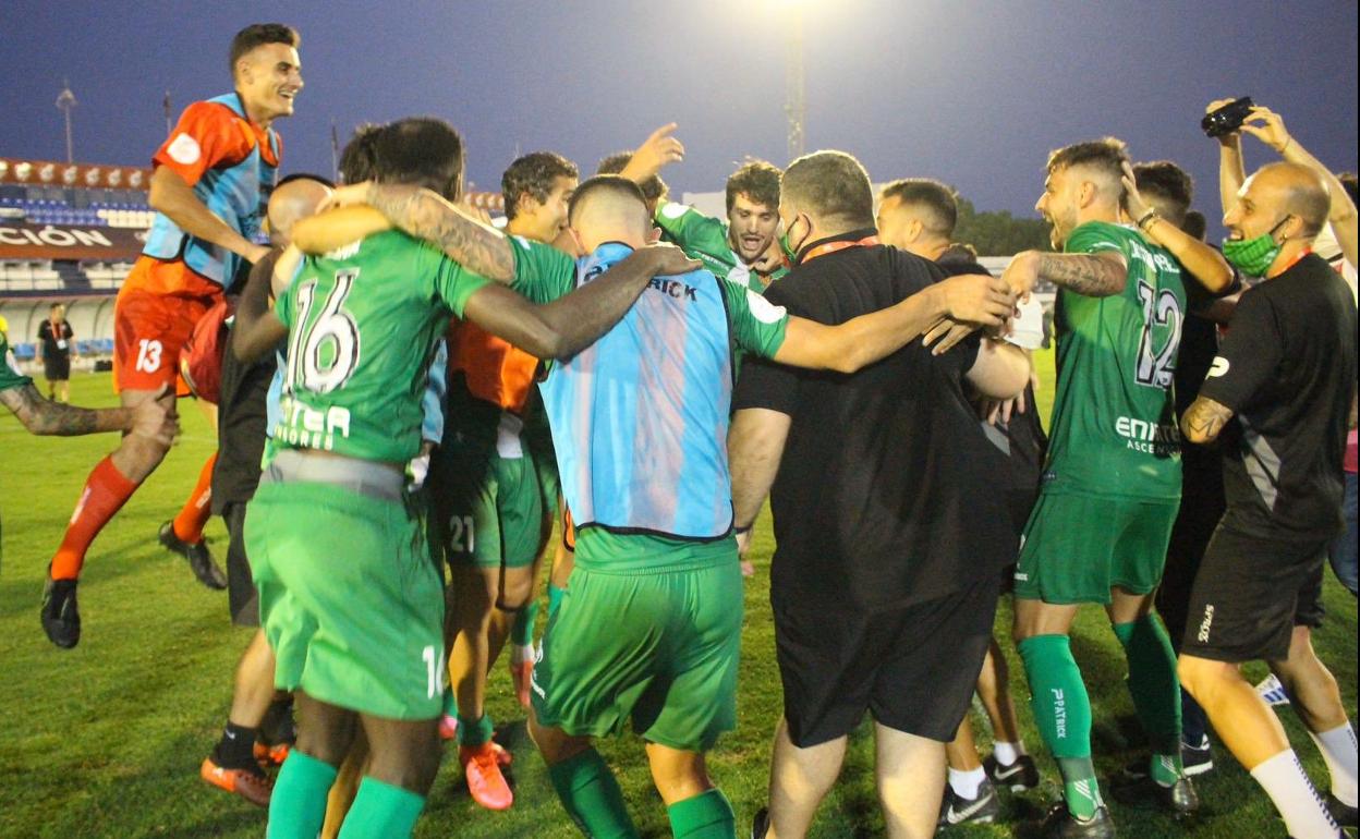 Los jugadores del Cornellá celebran el pase de ronda.