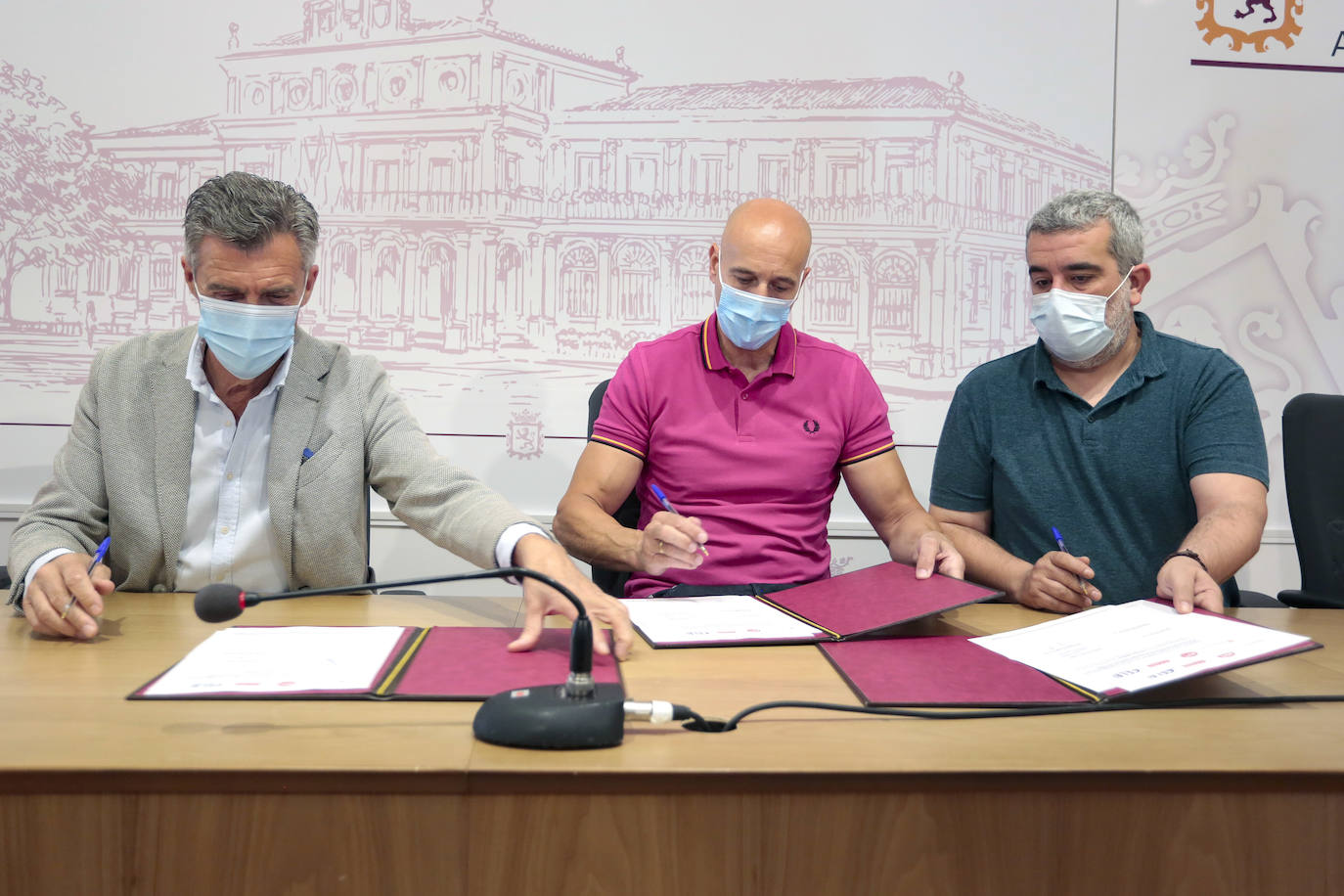 Fotos: Firma del Diálogo Social en el Ayuntamiento de León