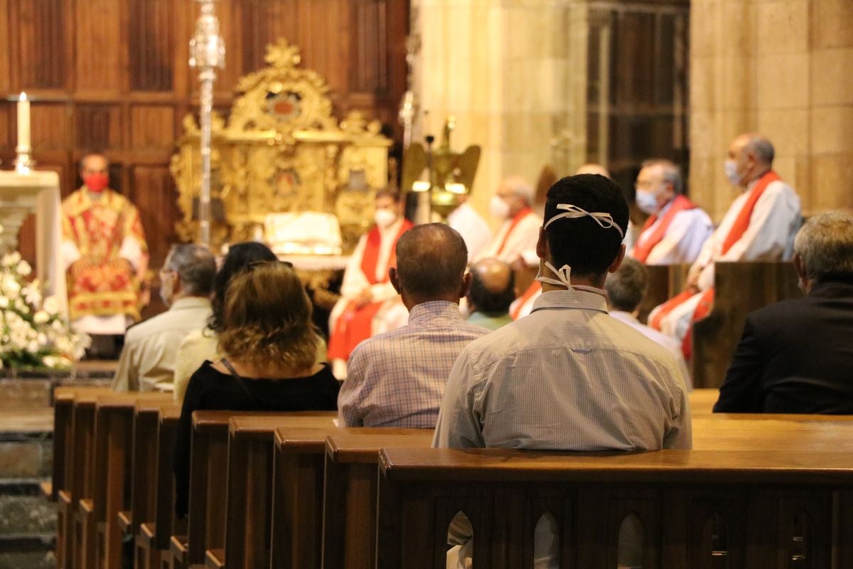 El obispo de León, Julián López, preside la misa por las víctimas del coronavirus en León con la presencia de familiares de los fallecidos.