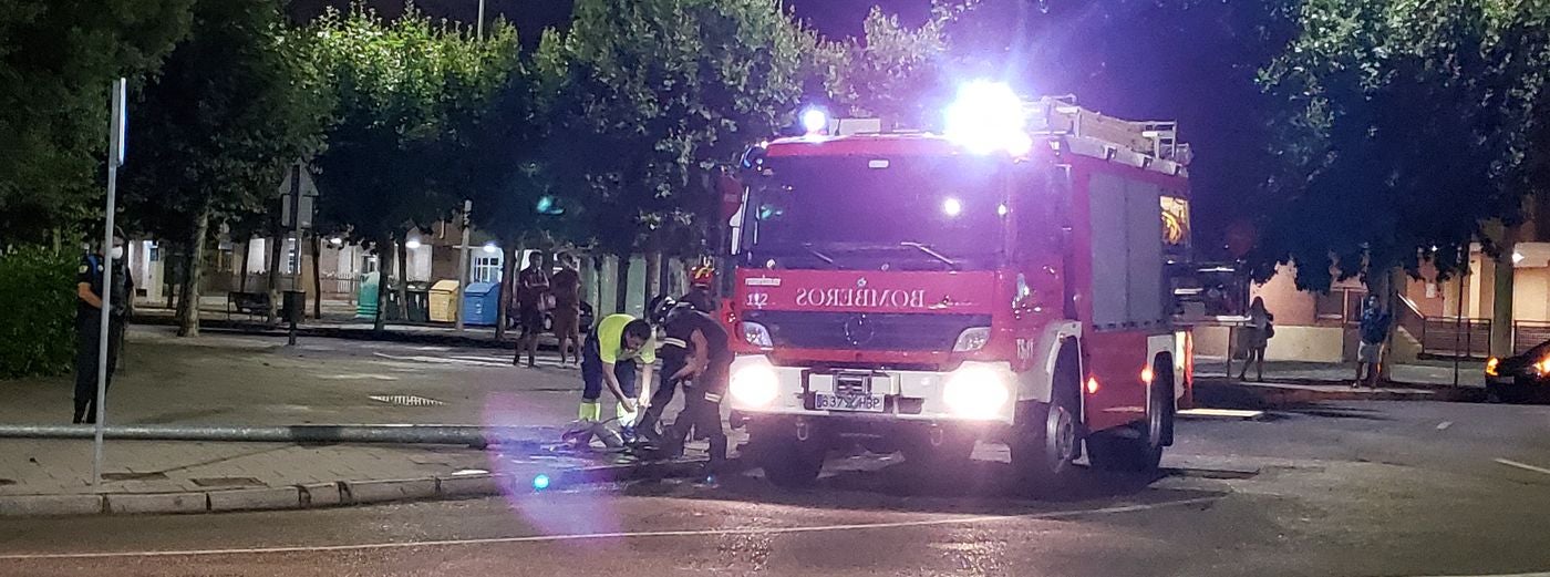 Efectivos de la Policía Local de León han identificado en la madrugada de este sábado a un conductor después de que éste estrellara su vehículo en una rotonda en Eras de Renueva.