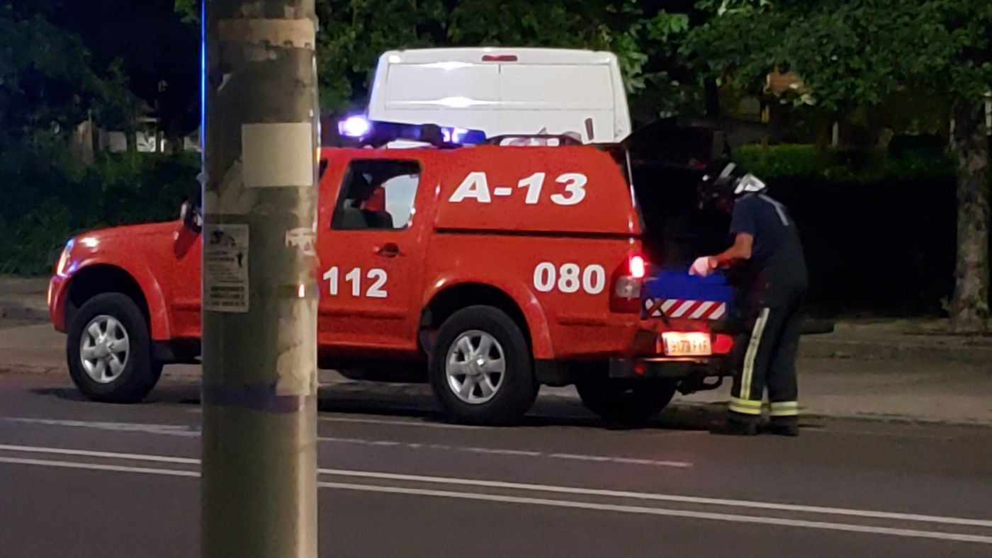 Efectivos de la Policía Local de León han identificado en la madrugada de este sábado a un conductor después de que éste estrellara su vehículo en una rotonda en Eras de Renueva.