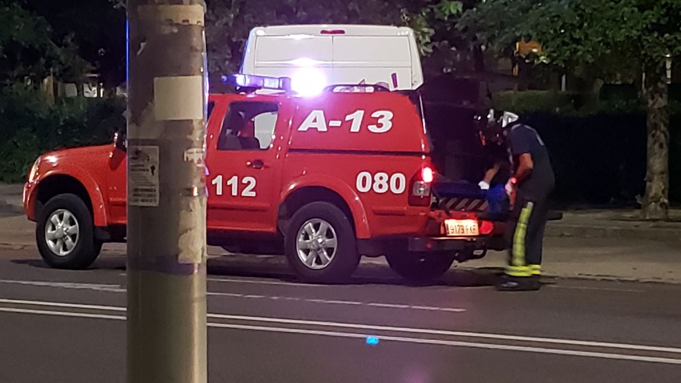 Efectivos de la Policía Local de León han identificado en la madrugada de este sábado a un conductor después de que éste estrellara su vehículo en una rotonda en Eras de Renueva.