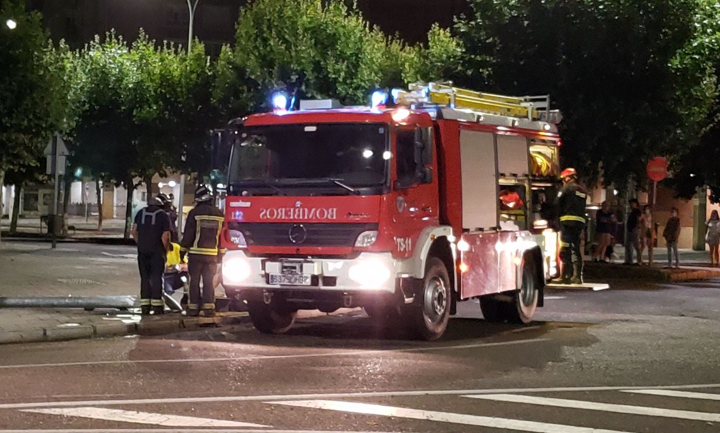 Efectivos de la Policía Local de León han identificado en la madrugada de este sábado a un conductor después de que éste estrellara su vehículo en una rotonda en Eras de Renueva.