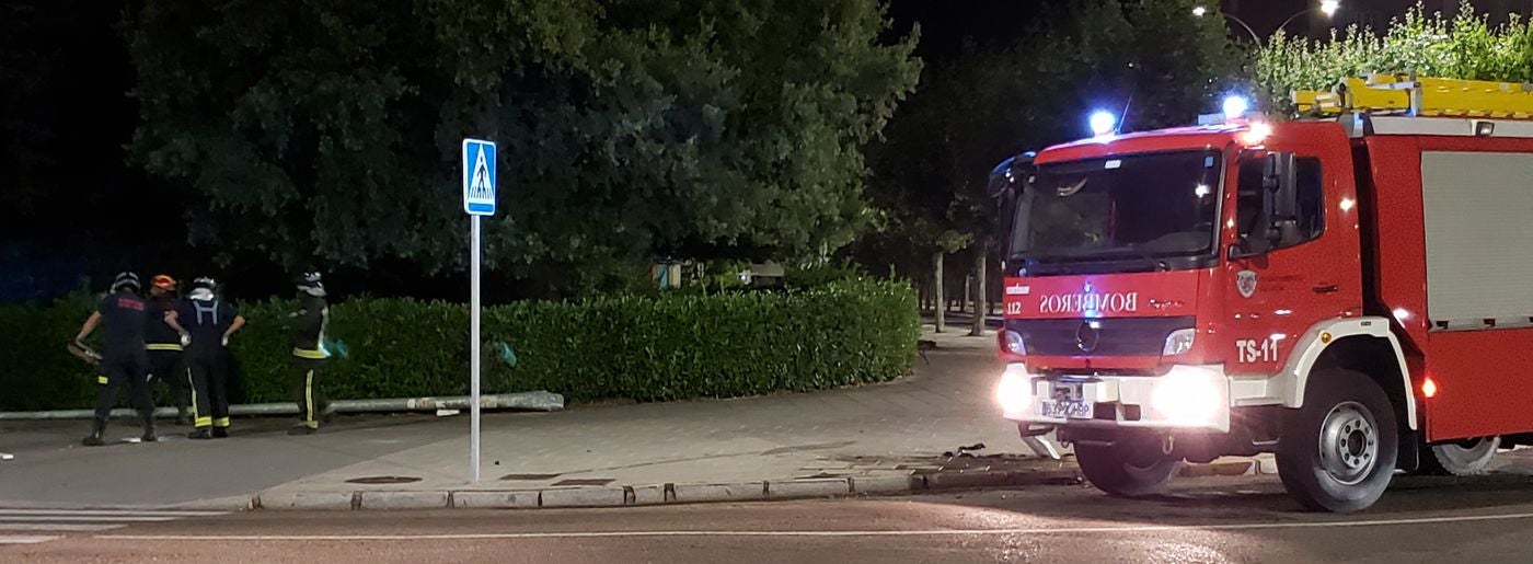 Efectivos de la Policía Local de León han identificado en la madrugada de este sábado a un conductor después de que éste estrellara su vehículo en una rotonda en Eras de Renueva.