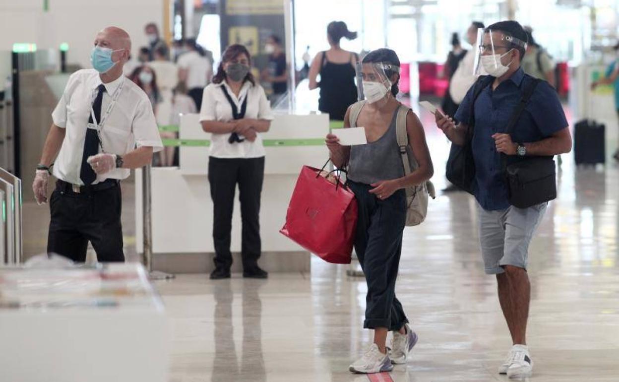 Embarque de pasajeros en la terminal T4 del Aeropuerto Adolfo Suárez Madrid Barajas.