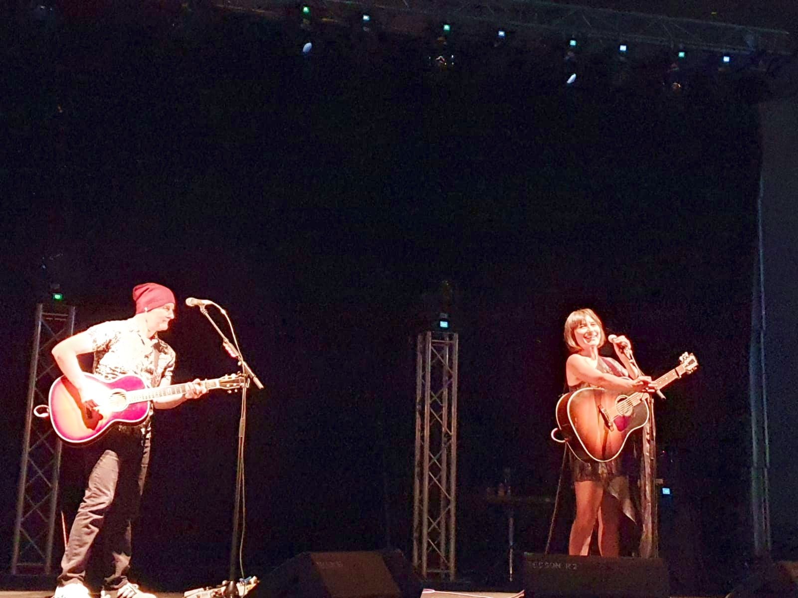 El dúo formado por Juan Aguirre y Eva Amaral han ofrecido un concierto en Ponferrada donde lograron acercarse al público a pesar del distanciamiento social