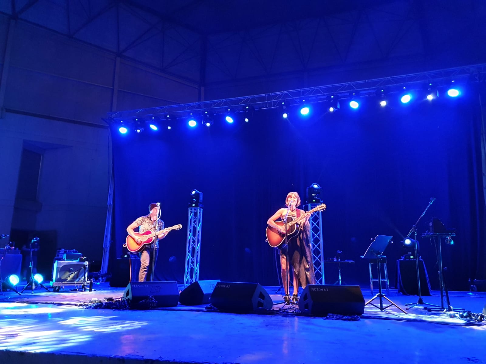 El dúo formado por Juan Aguirre y Eva Amaral han ofrecido un concierto en Ponferrada donde lograron acercarse al público a pesar del distanciamiento social