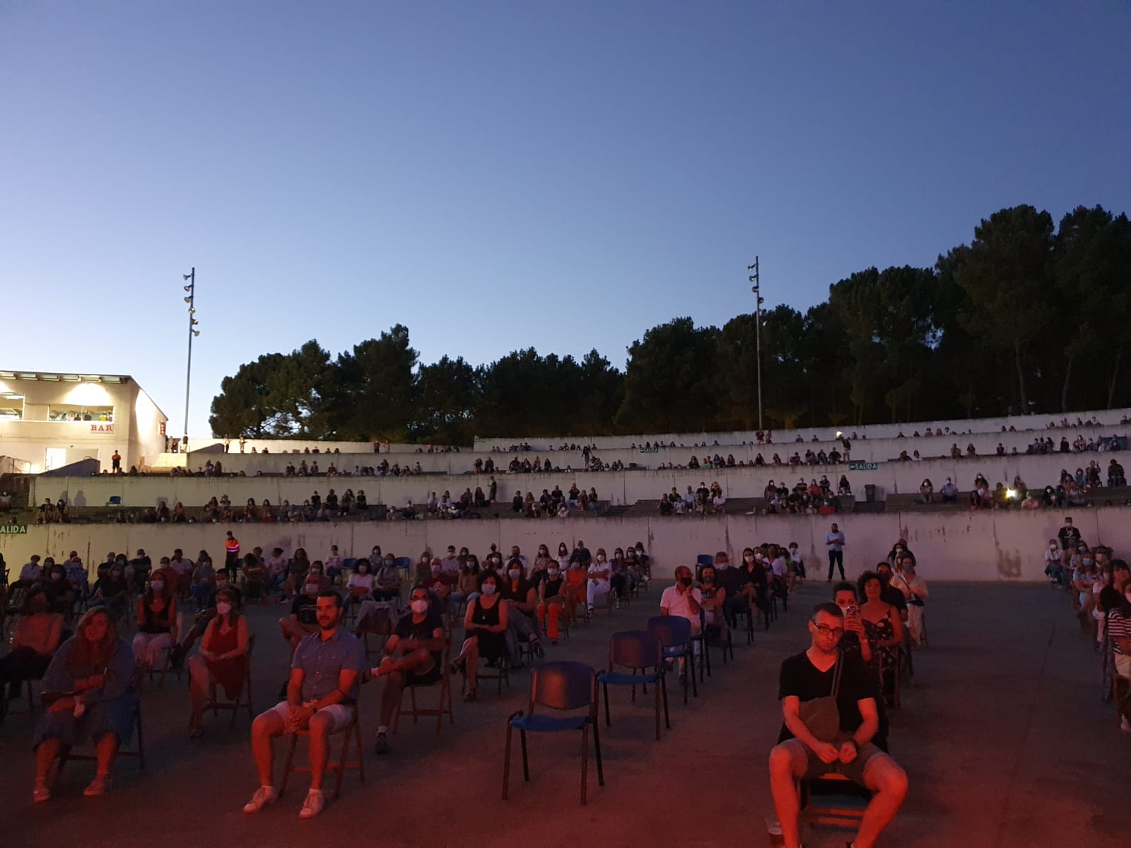 El dúo formado por Juan Aguirre y Eva Amaral han ofrecido un concierto en Ponferrada donde lograron acercarse al público a pesar del distanciamiento social