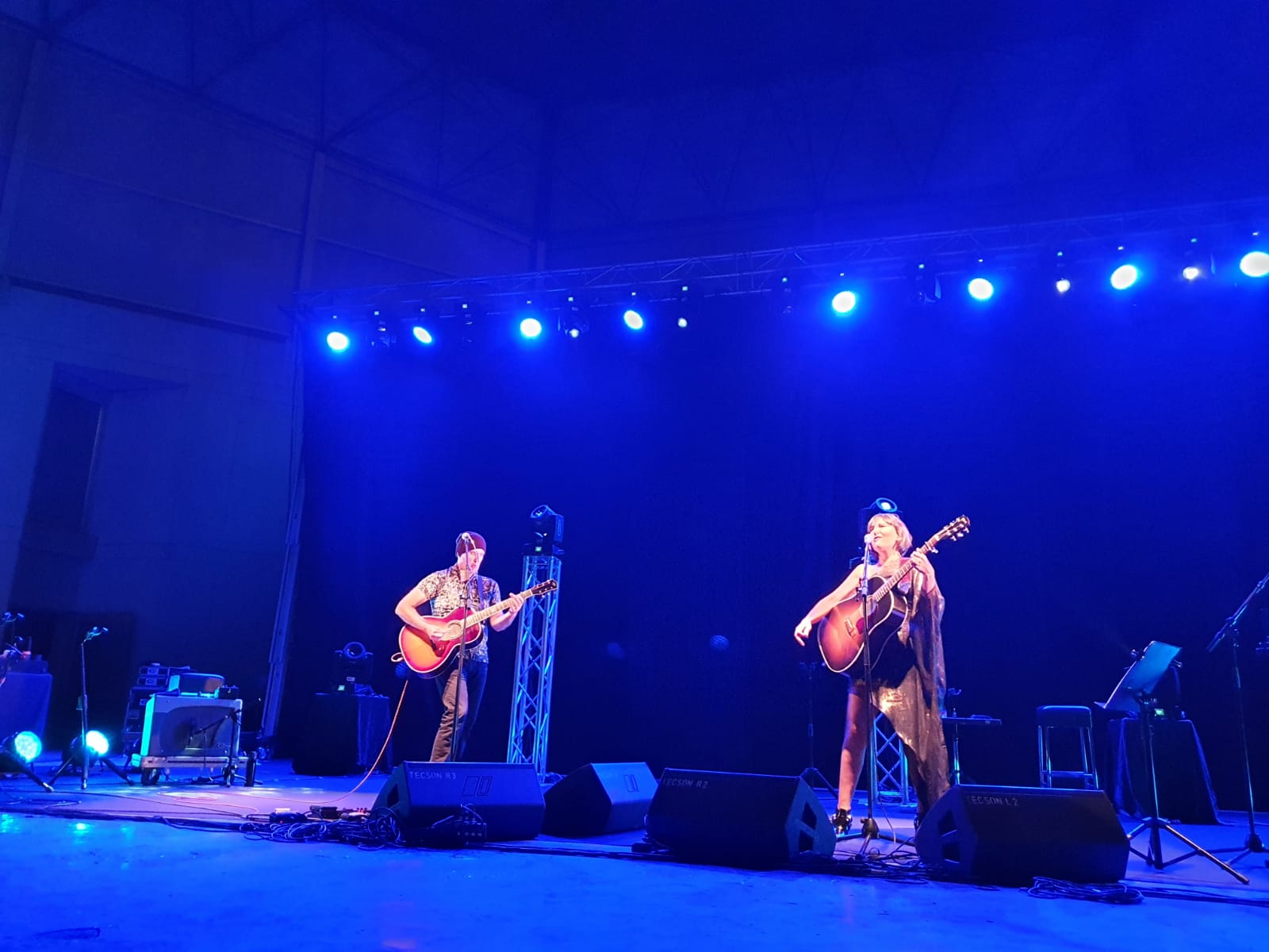 El dúo formado por Juan Aguirre y Eva Amaral han ofrecido un concierto en Ponferrada donde lograron acercarse al público a pesar del distanciamiento social