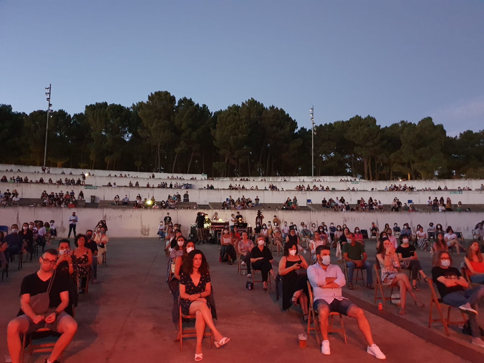 El dúo formado por Juan Aguirre y Eva Amaral han ofrecido un concierto en Ponferrada donde lograron acercarse al público a pesar del distanciamiento social