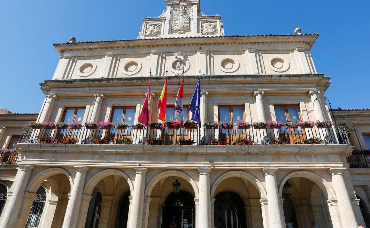 Fachada principal del Ayuntamiento de León en la Plaza de San Marcelo.