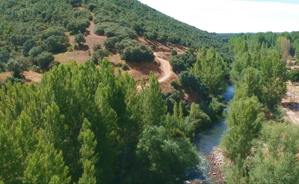 El camino de San Salvador junto a la ribera del Bernesga hacen que Cuadros tenga mucho que enseñar en verano.