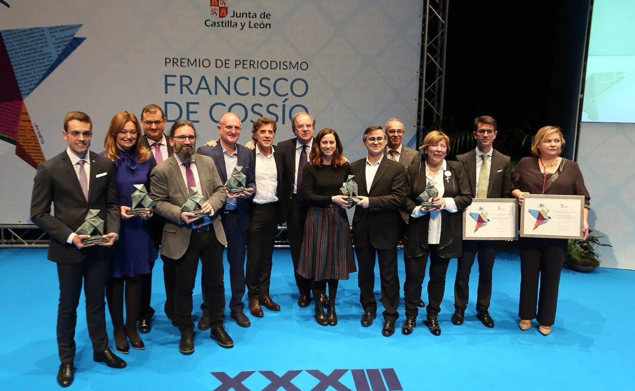 El presidente de la Junta, Juan Vicente Herrera, posa junto a los galardonados con los Premios de Periodismo Francisco de Cossío.