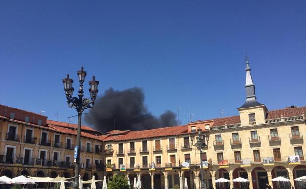 Imagen de la columna de humo desde la Plaza Mayor. 