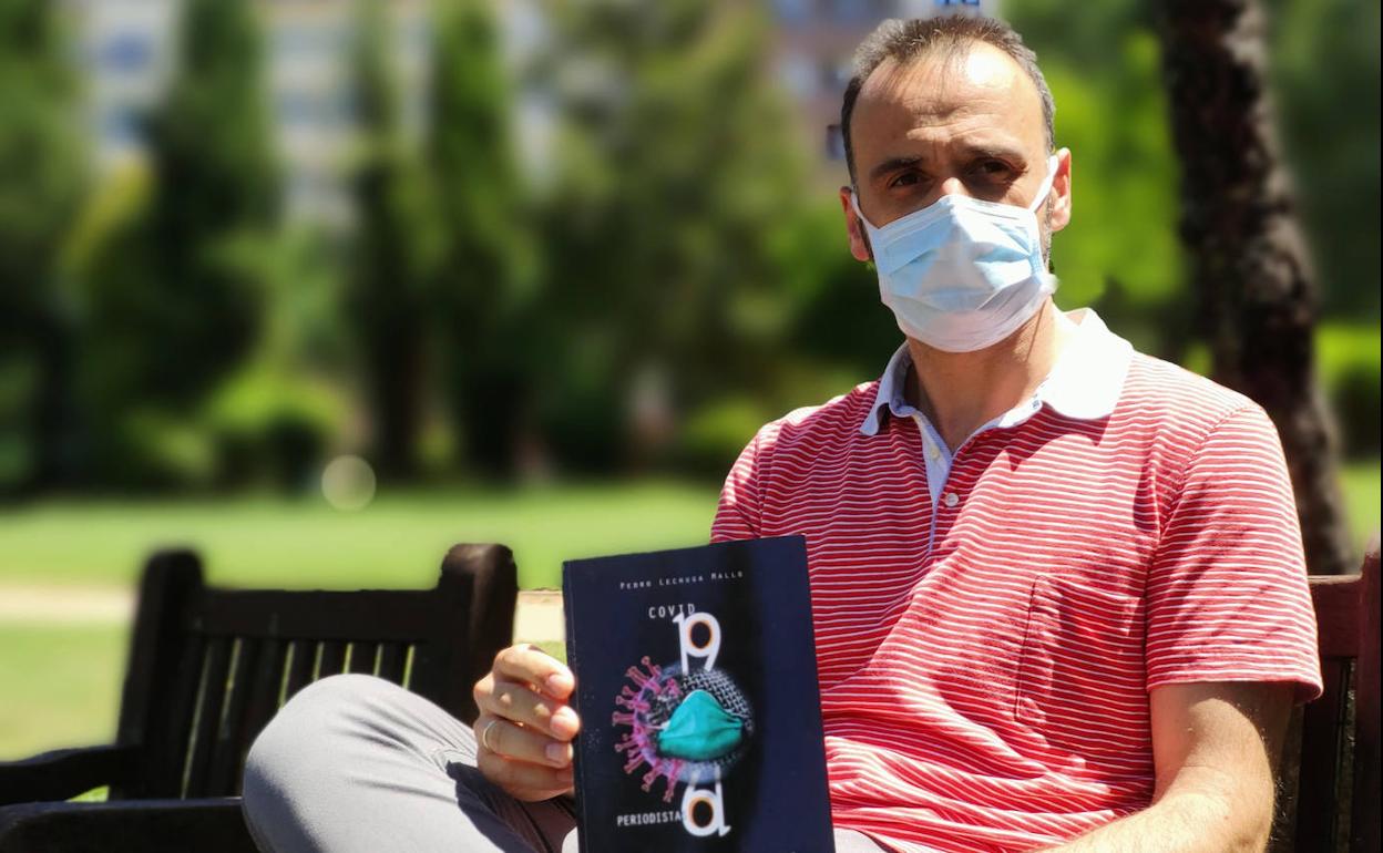 Pedro Lechuga con su libro. 