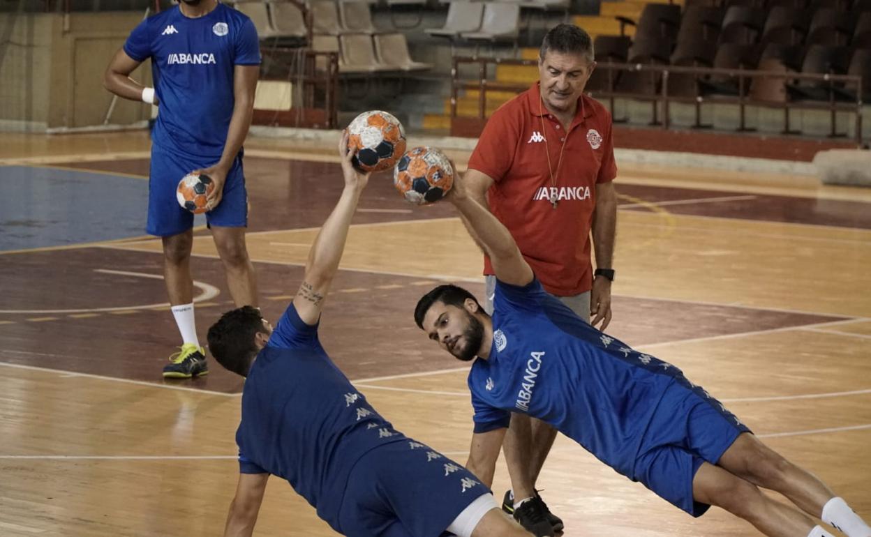 Manolo Cadenas, en el entrenamiento de este miércoles con el Abanca Ademar.