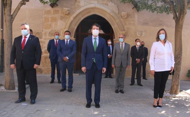 Alfonso Fernández Mañueco (C), presidente de la Junta, posa junto a los presidentes de las diputaciones provinciales antes de la firma de estos acuerdos.