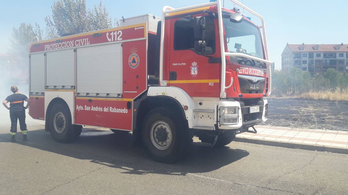 Incendio en una parcela de San Andrés del Rabanedo. 