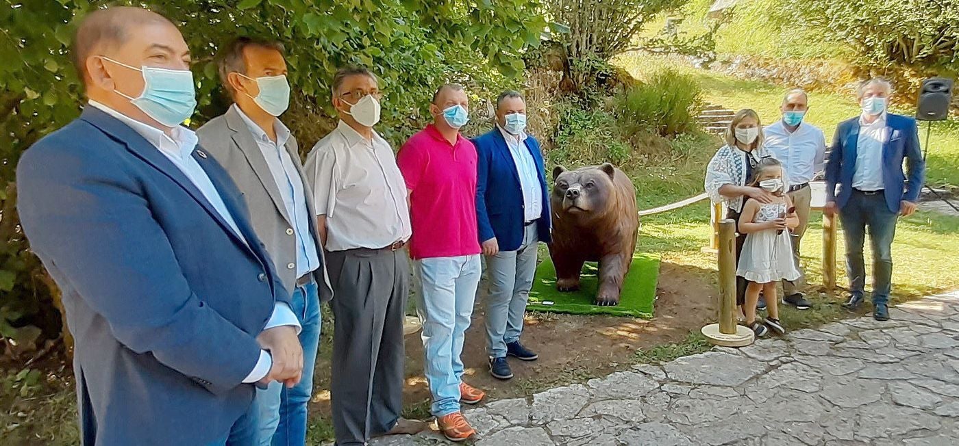 RMD dona a la Diputación de León un oso pardo a tamaño real fabricado con 179 neumáticos reciclados y con un peso de 804 kilos. Mide 2,20 metros de largo y 1,20 de ancho.