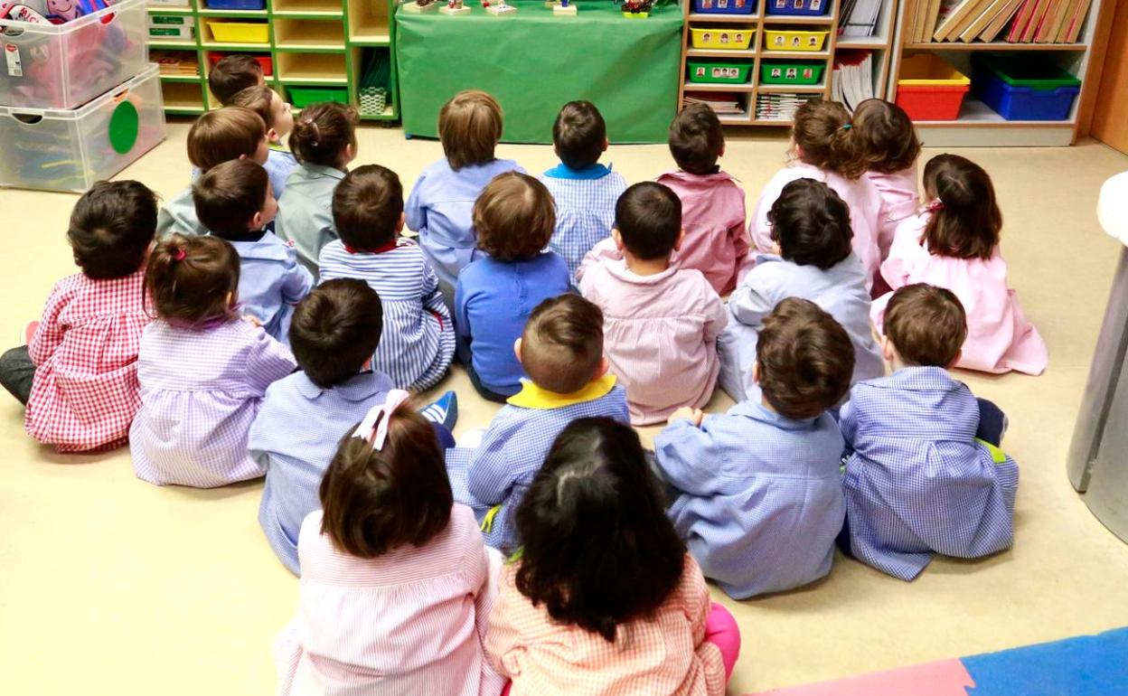 Alumnos de un colegio atendiendo a un taller.