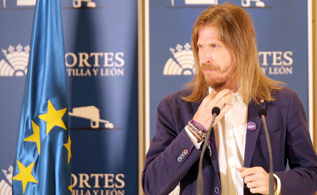 Pablo Fernández, portavoz de Podemos, durante la rueda de prensa de este jueves. 