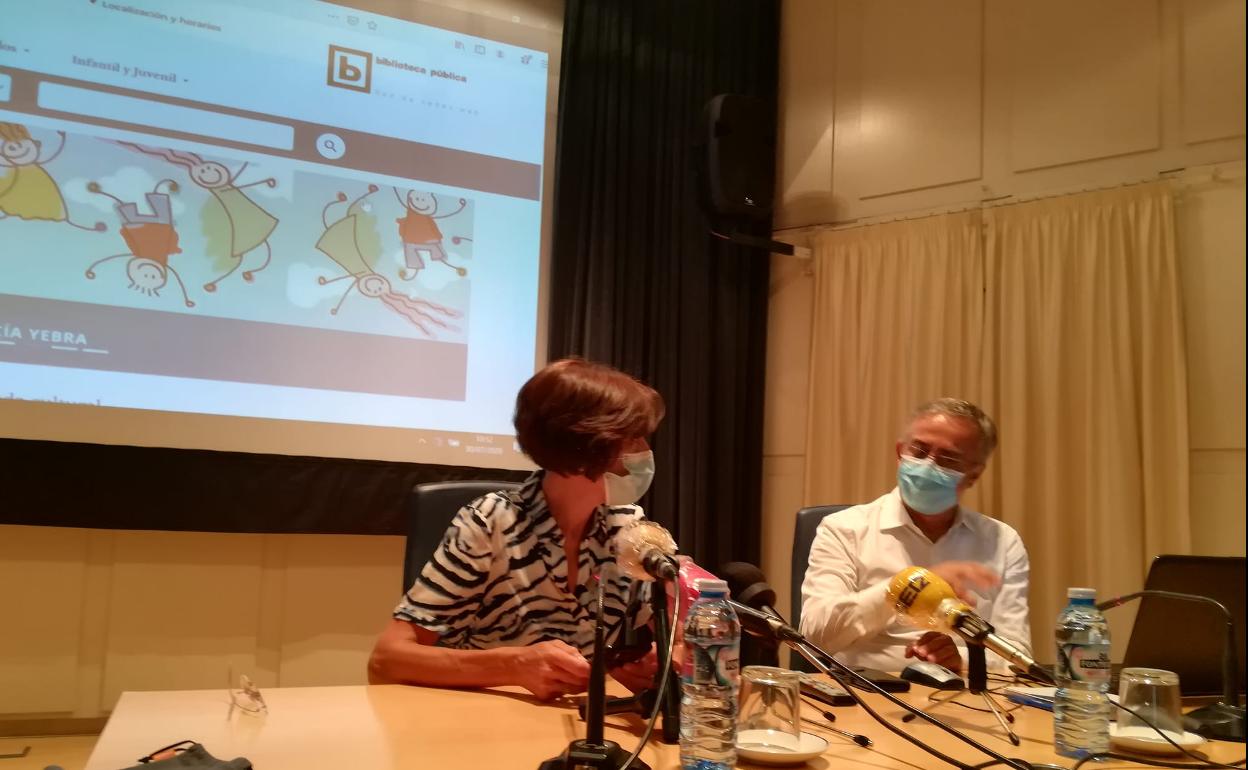 La edil de Cultura y el director de la Biblioteca, en la presentación de la nueva web. 