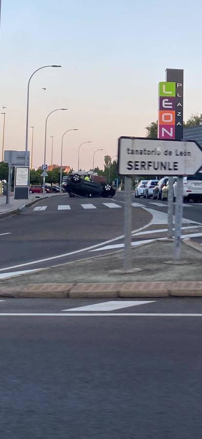 Dos jóvenes tienen que ser atendidos tras volcar su turismo. 