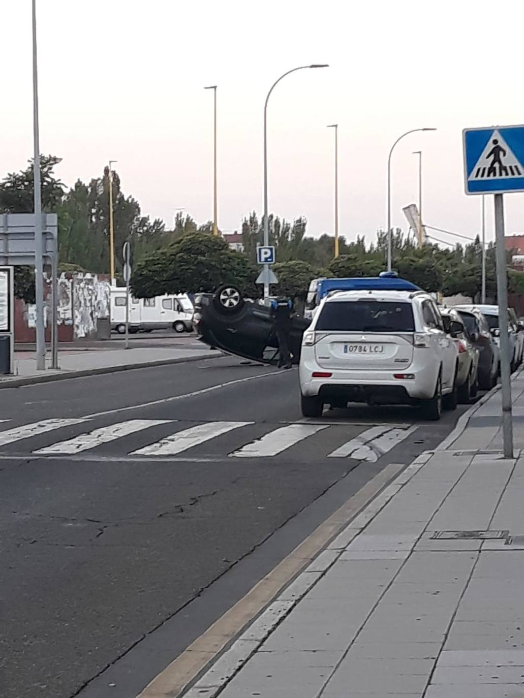 Dos jóvenes tienen que ser atendidos tras volcar su turismo. 