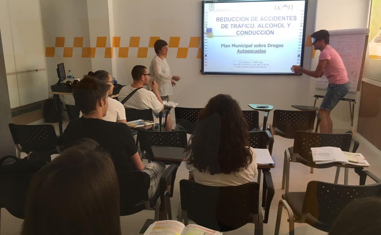 Imagen de una de las clases con gafas de simulación.