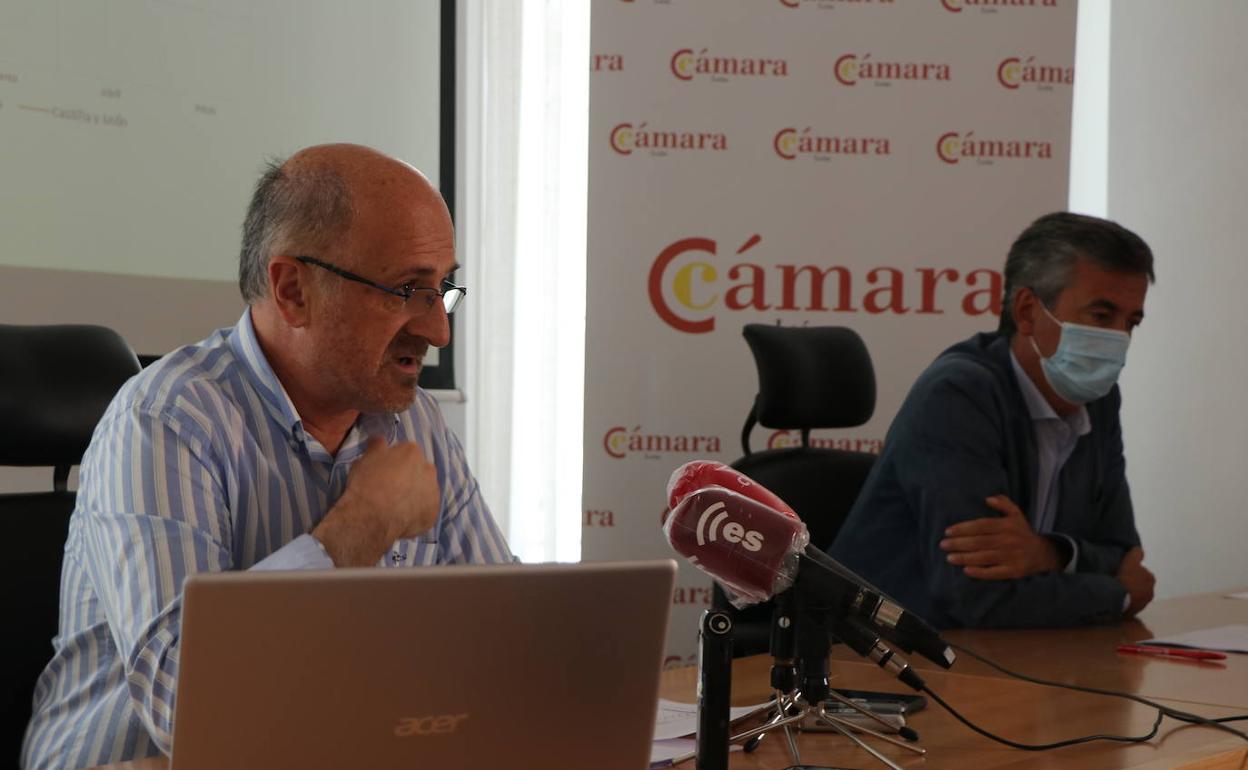 Jose Luis Placer (Izq) y Javier Vega (Der), presenatron el estudio. 