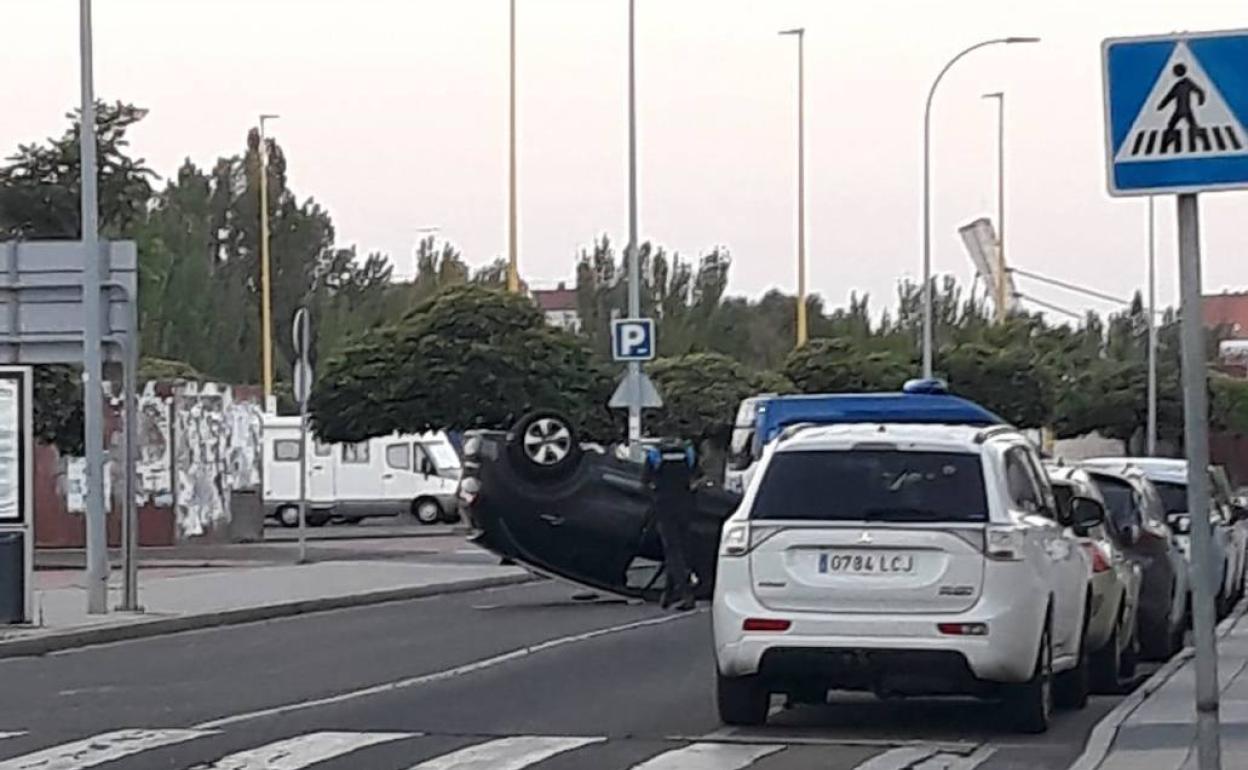 El vehículo accidentado obligó a cortar el tráfico. 