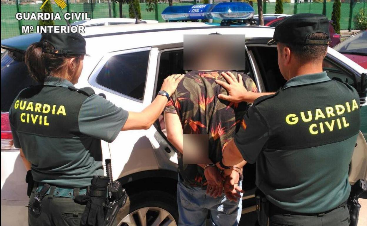 Imagen de la Guardia Civil en el momento de la detención. 