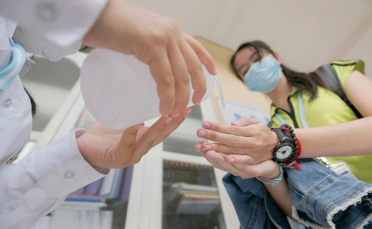 Gel, mascarilla y distancia social son la mejor prevención para evitar el avance del virus.