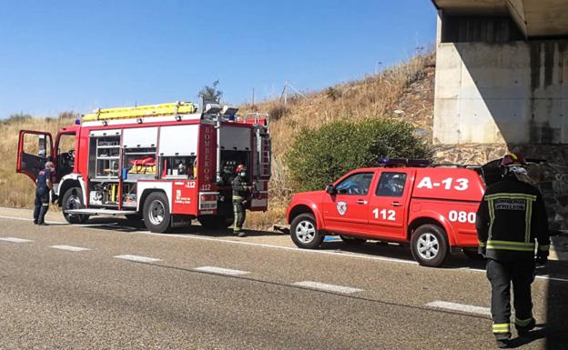 Los Bomberos en el lugar del accidente.